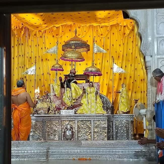 Jaipur: Govind Devji Temple & City Palace Private Tour - Jaipur: A City of Spirituality and Royalty  