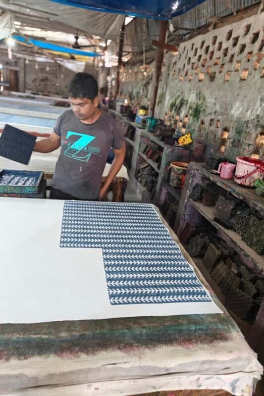 Jaipur: Tuk Tuk Shopping Tour with Art Workshops and Pottery - Exploring Jaipur in a Tuk Tuk