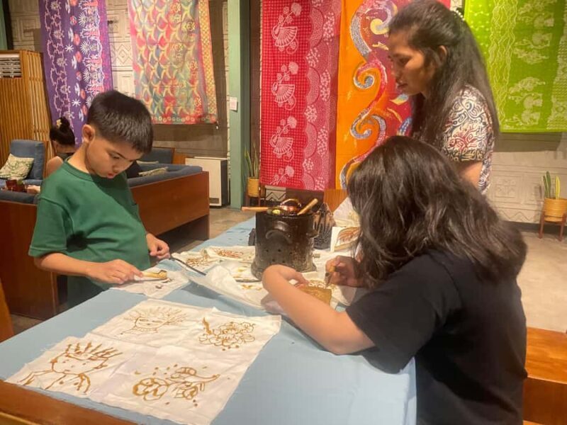 Jakarta: City Tour and Batik Workshop with Lunch - Good To Know