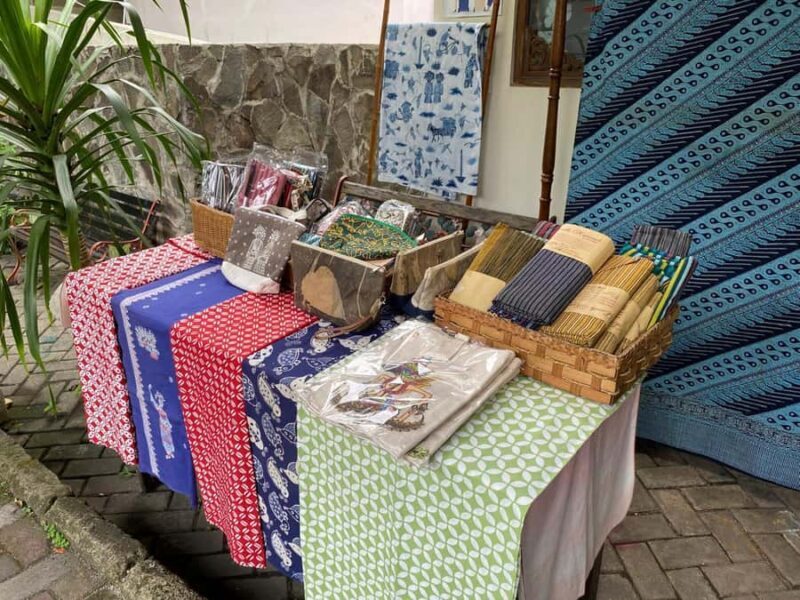 Jakarta Landmark Tour with Batik Workshop - FAQ