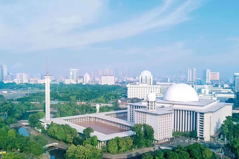 Jakarta Landmarks and Shopping Tour - Istiqlal Mosque and the Cathedral across the street