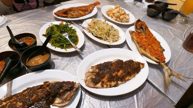 Jakarta: Local Street Food Tour with MRT Transportation - Private or join-in: which version fits?