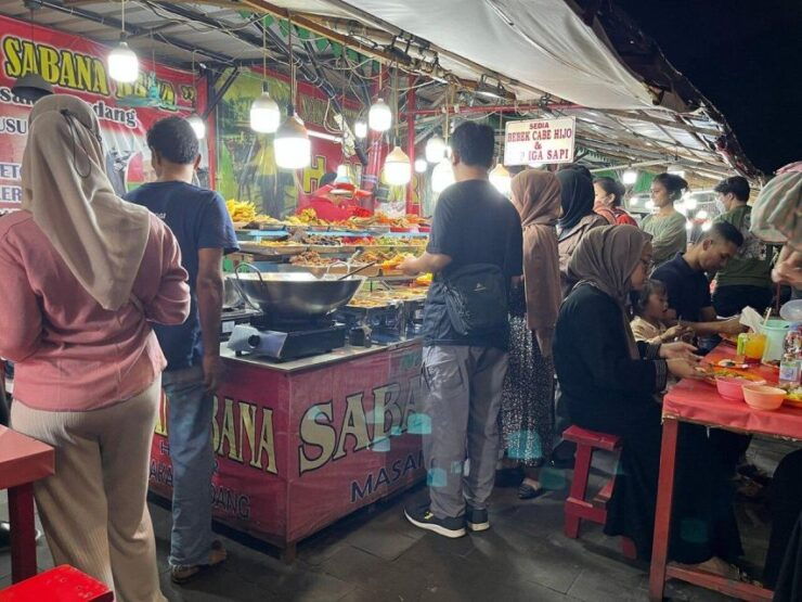 Jakarta Night Tour: Guided Sightseeing & Street Food Tour - Good To Know