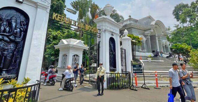 Jakarta Tour : Natural Views, Waterfall and Botanical Garden - Local Cuisine Highlights