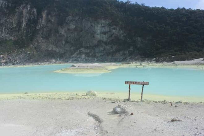 Jakarta Tour: White Crater, Pinisi Restaurant, Hotspring - Exploring the White Crater