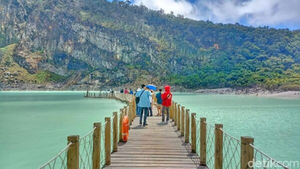 Jakarta Tour: White Crater, Pinisi Restaurant, Hotspring - Questions You May Have