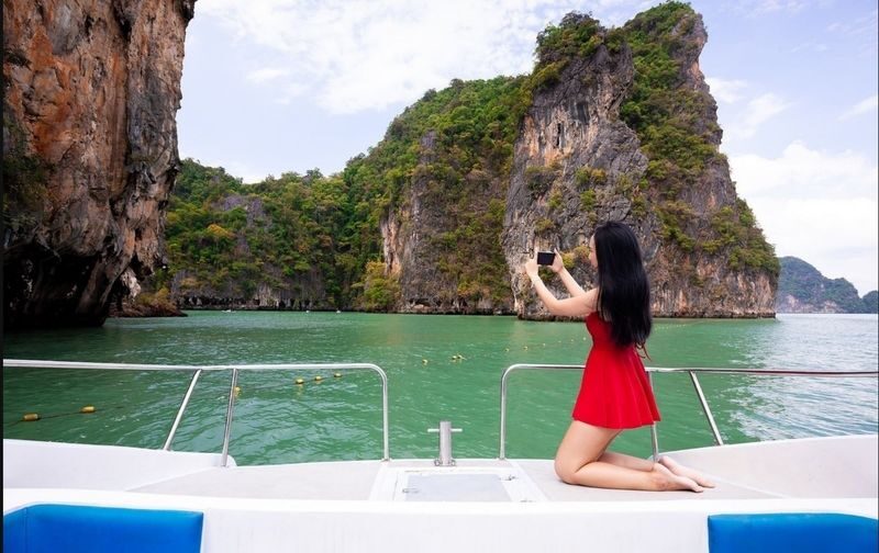 James Bond and Hong Island by Speedboat or Big Boat or Longtail Boat - The early start and the ride into the bay