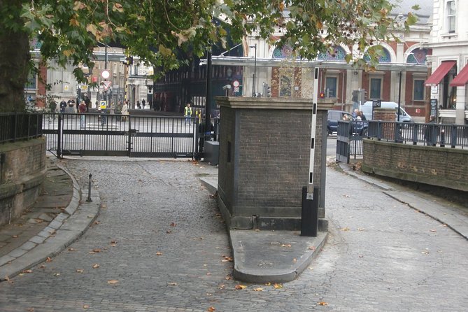 James Bond Bus Tour of London - James Bond Actors