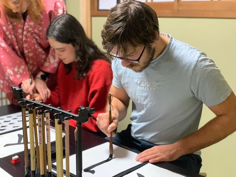 Japanese Calligraphy Class in Ninenzaka (Kyoto) - A brush, ink, and a first lesson in calligraphy