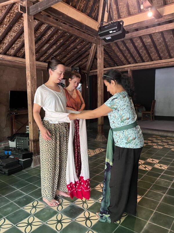 Javanese Dance and Gamelan Traditional Music Workshop in Yogyakarta - Learn by moving, not just watching
