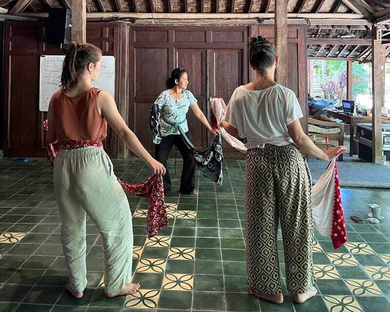 Javanese Dance Workshop with Kraton Palace Dancer - The Final Touch: Tea and Conversation