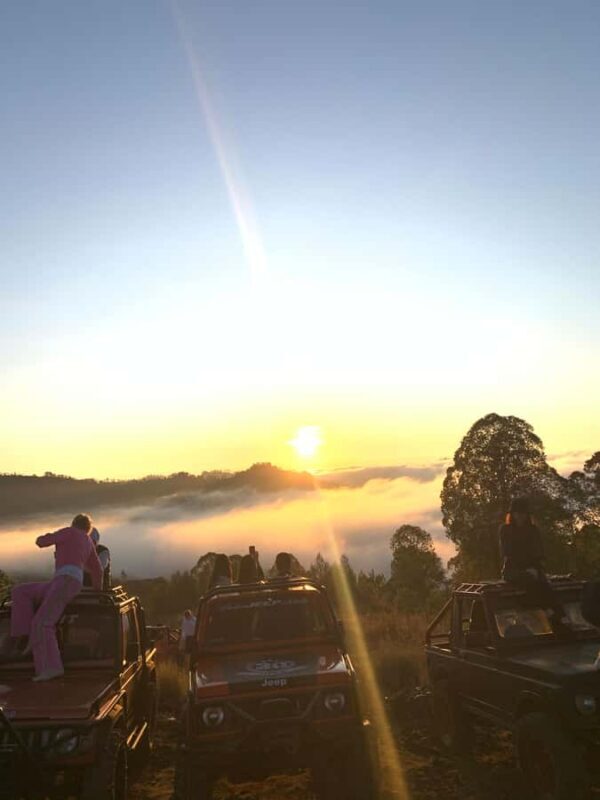 Jeep 4wd with sunrise & black lava - FAQs