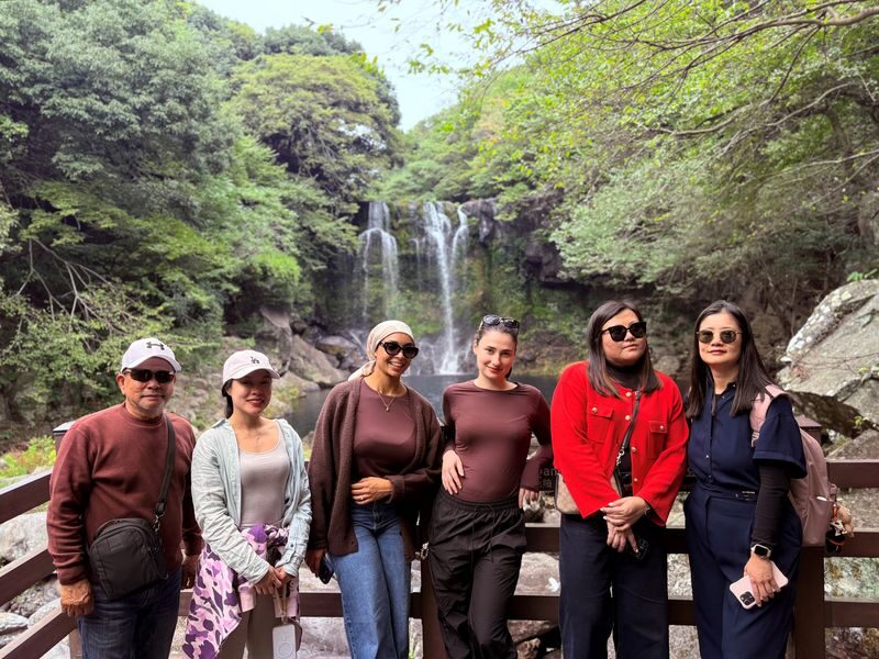 Jeju Camellia Winter Fantasia Small Group Day Tour - Saebyeol Oreum: a golden-grass photo stop