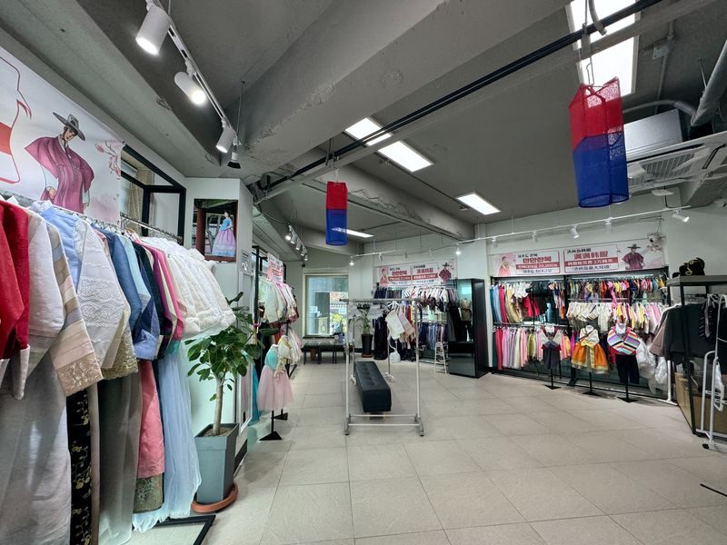 Jeju Gwandeokjeong & Dongmun Market Half-Day Architecture Tour - The guide makes the difference