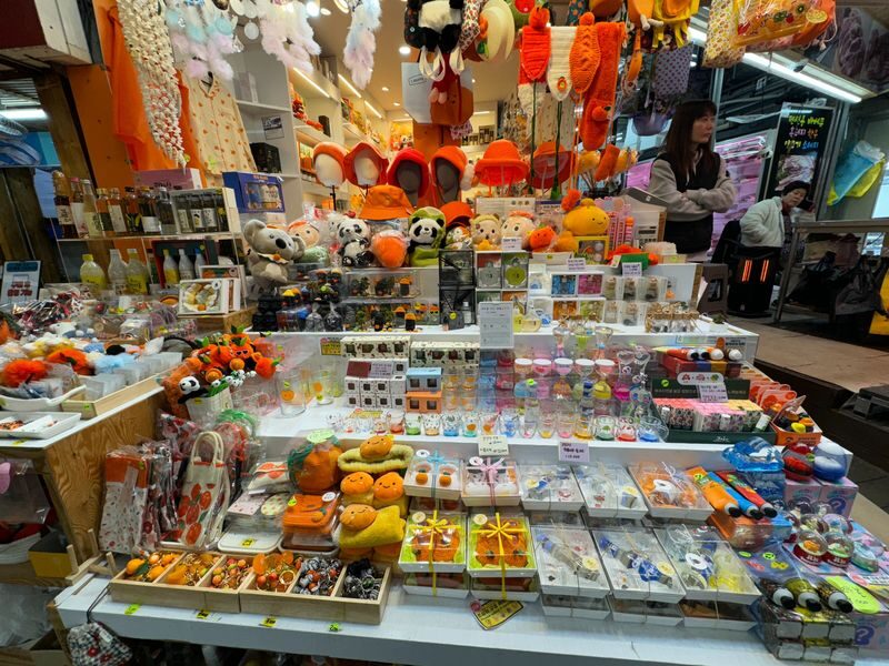 Jeju Gwandeokjeong & Dongmun Market Half-Day Architecture Tour - Who should book this walk?
