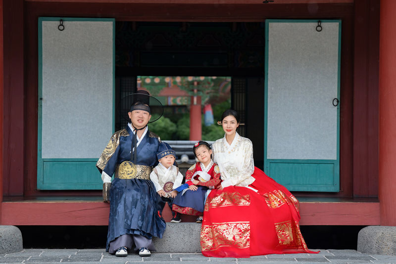 Jeju Hanbok Photography - A hanbok shoot with Jeju history in the frame