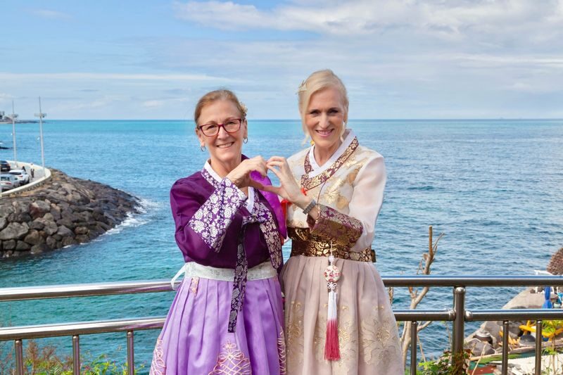 Jeju: K-drama Hanbok Photoshoot & Private Guided Tour - Walking toward Yongyeon Pond and Yongduam Rock