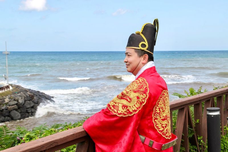 Jeju: K-drama Hanbok Photoshoot & Private Guided Tour - Who should book this experience?