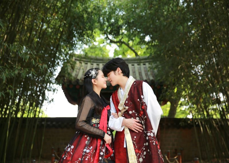 Jeonju Hanok Village Hanbok Experience & Photo Shoot - Thirty minutes with a photographer