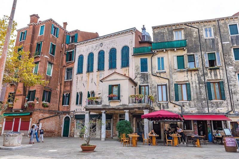 Jewish Quarter Tour with Synagogue Ticket in Venice - What the guide adds