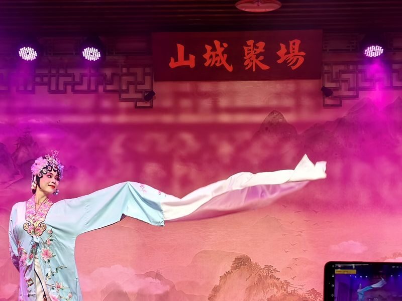 Jiefangbei Theater, Intangible Cultural Heritage and National Treasures (Jiefangbei Branch) - The Jiefangbei setting and getting to the right address