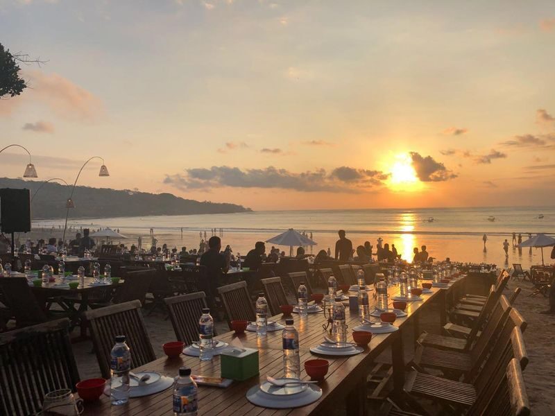 Jimbaran Seafood Dining and Sunset Experience - What arrives with the Mawar package