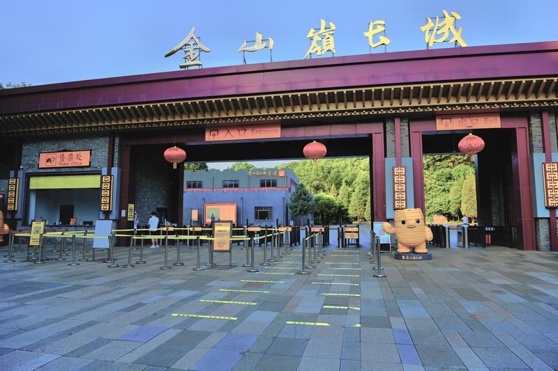 Jinshanling Great Wall Sightseeing Bus - Reading the wall at Jinshanling