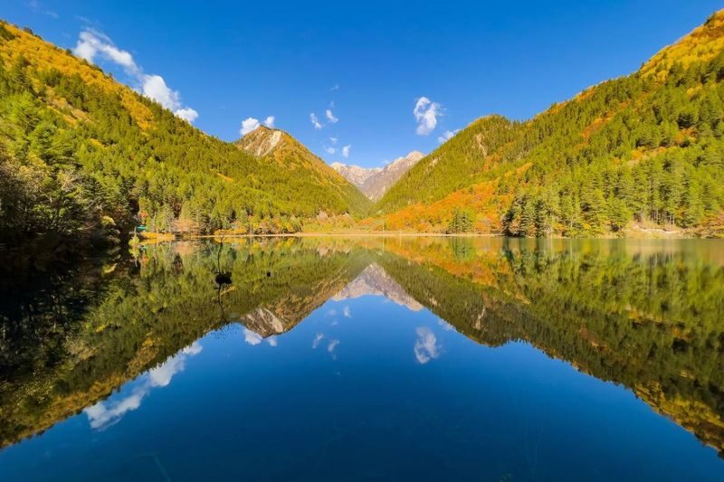Jiuzhaigou Scenic Area - Quick take: lakes, waterfalls, and bus links