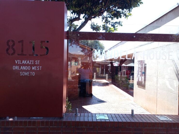 Johannesburg: Soweto History Tour With African Lunch - Tour Highlights