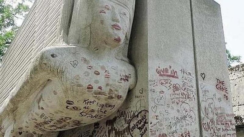 Join a small group tour of the Père Lachaise cemetery in Italian - Good To Know