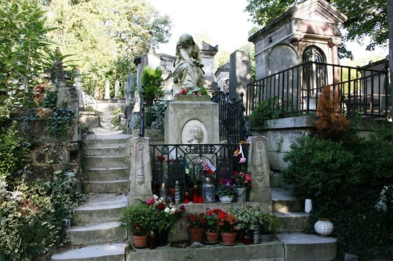 Join a small group tour of the Père Lachaise cemetery in Italian - What Makes This Tour Worth It?