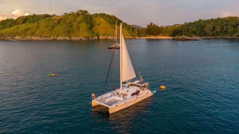 Joint Trip Program: Half-Day Coral-Island & Promtheap Sunset - Vessels and Amenities