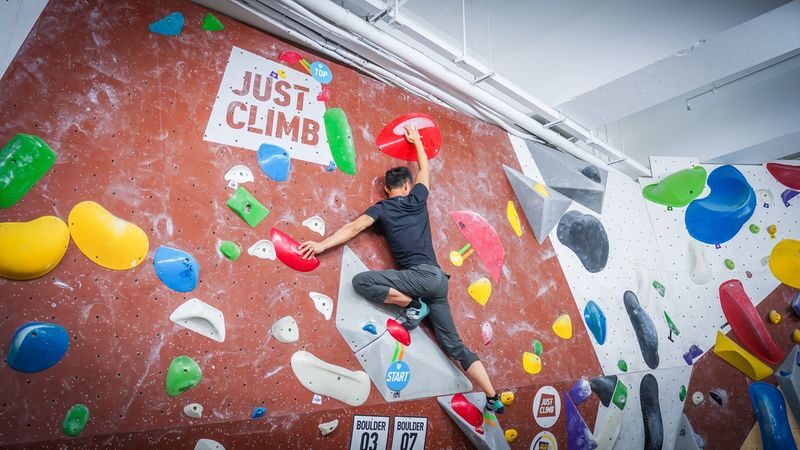 JUST CLIMB Indoor Bouldering Site | Tryclimb | Baby Climbing | Tseung Kwan O | Shek Mun | San Po Kong | Tai Koo | Tsuen Wan | Kai Tak - A first climb, with a coach close by