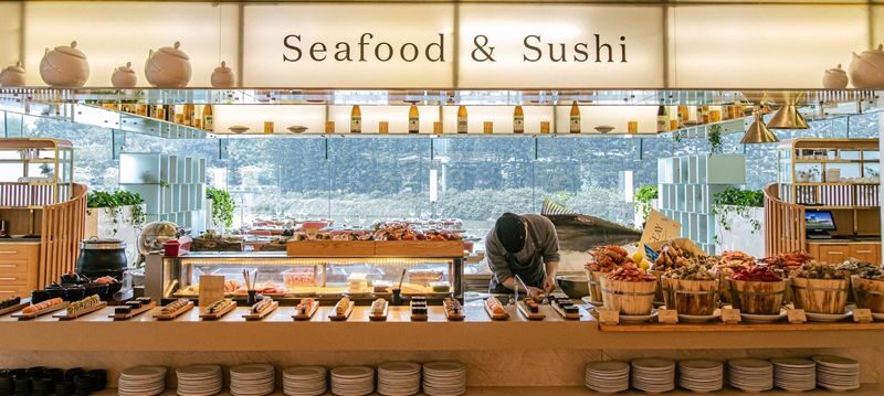 JW Marriott Cafe: Lunch and Dinner Buffet Experience in Hanoi - What the lunch schedule means