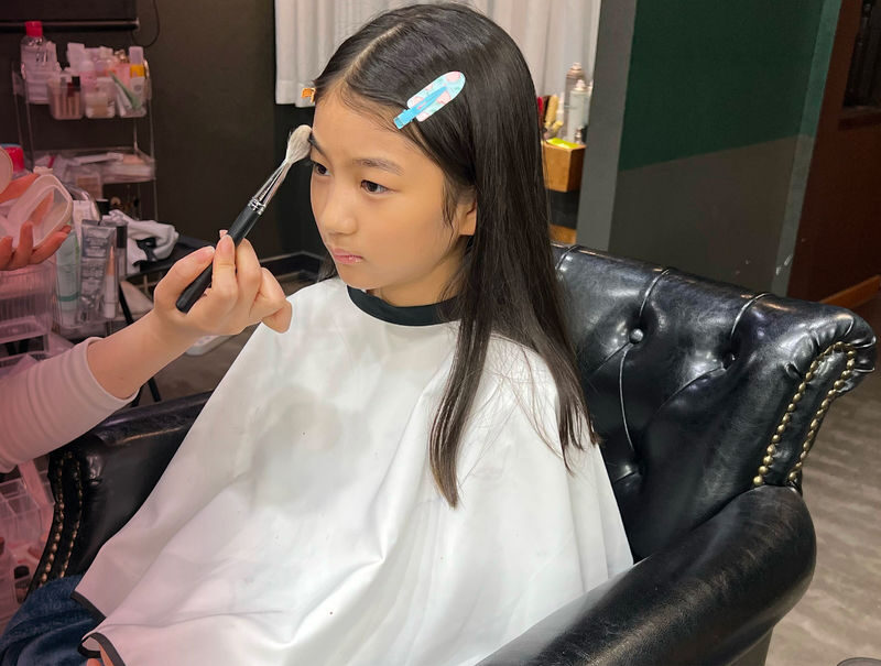 K-pop Idol Teen Experience: Hair, Makeup & Photoshoot in Seoul - A manager who helps keep the day comfortable