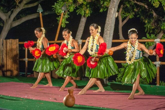 Kailua-Kona: Voyagers of the Pacific Luau With Buffet Dinner - Traditional Hawaiian Song and Samoan Fire Knife Dance