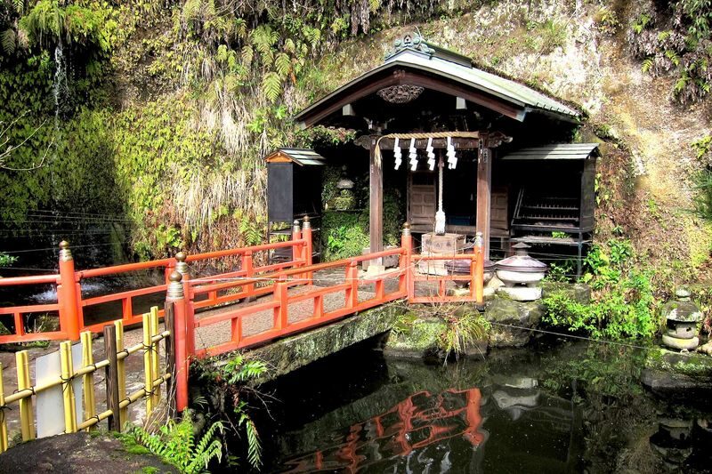 Kamakura & Enoshima Island Full-Day Private Tour - Zeniarai Benten adds an unusual ritual