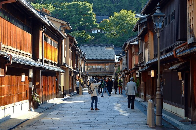 Kanazawa City, Nagamachi, Gyokusen-en, & Higashi Chaya District Tour - A full day from Kanazawa Station