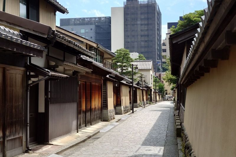 Kanazawa City, Nagamachi, Gyokusen-en, & Higashi Chaya District Tour - Oyama Shrine and the garden tea pause