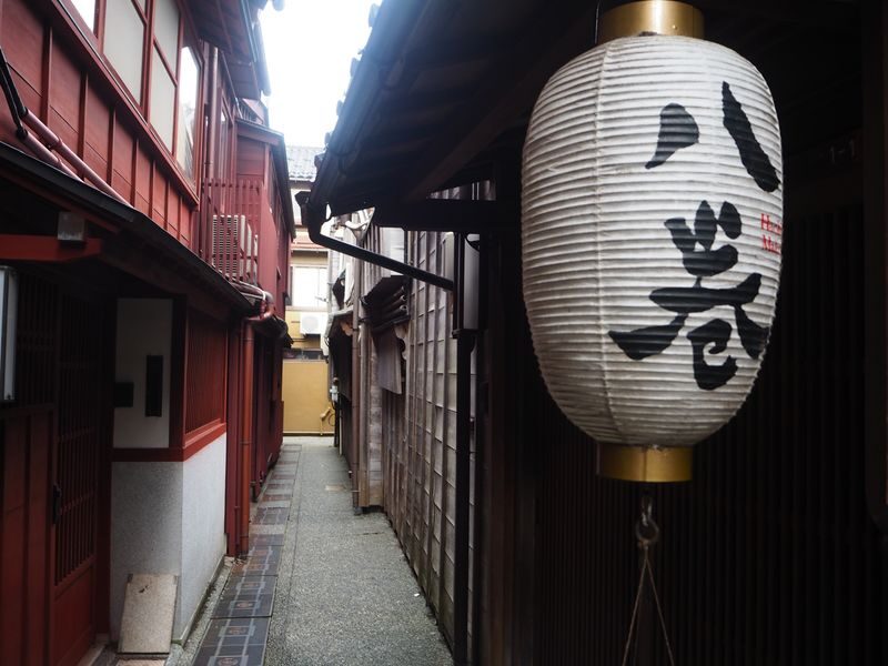 Kanazawa Day Tour: Geisha District, Kenrokuen Garden and the Castle - Higashichaya: a closer look inside an old teahouse