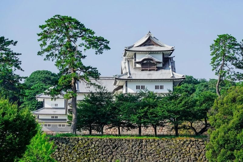 Kanazawa Day Tour: Geisha District, Kenrokuen Garden and the Castle - Kanazawa Castle and Oyama Shrine: power, then devotion
