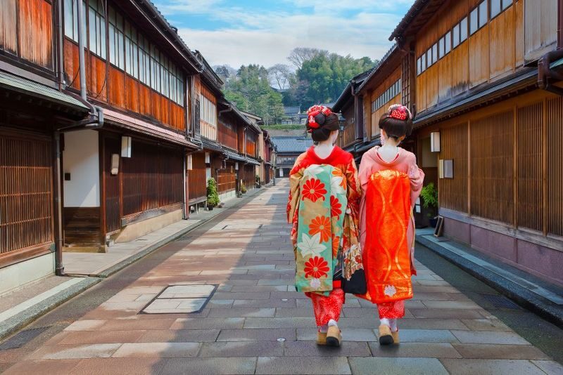 Kanazawa Half Day Historical Photo Spot Walking Tour - Kazuemachi and the Asano River: slower streets, good photo stops