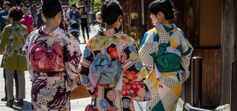 Kanazawa Private & Personalized Hidden Gems Walking Tour - Kazuemachi and the pleasures of a good local tip