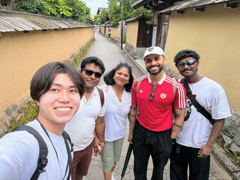 Kanazawa Walking Tour: Garden, Castle, Samurai & Geisha+Taxi - The taxi: a short ride that protects your legs