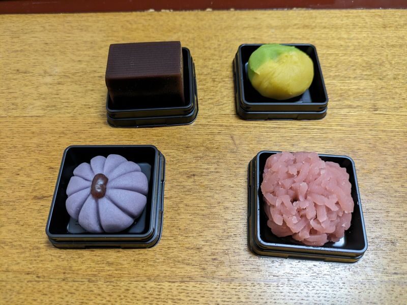 Kanazawa Walking Tour: Gold Leaf, Japanese Sweets and Ninja Stars - A back-route into Higashi Chaya