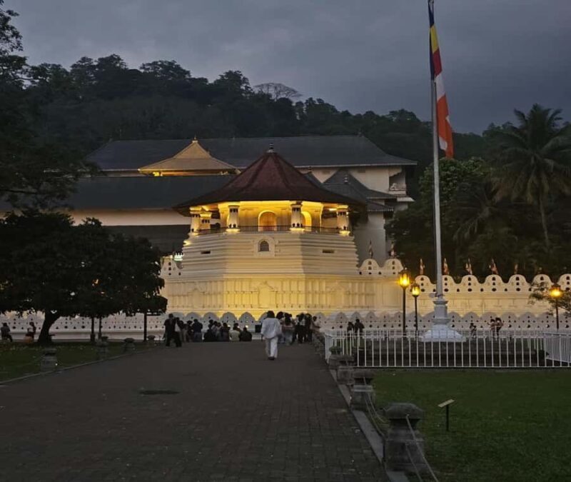 Kandy: Night Tour with Boat Safari, Cultural Show & Temples - Summary of the Experience