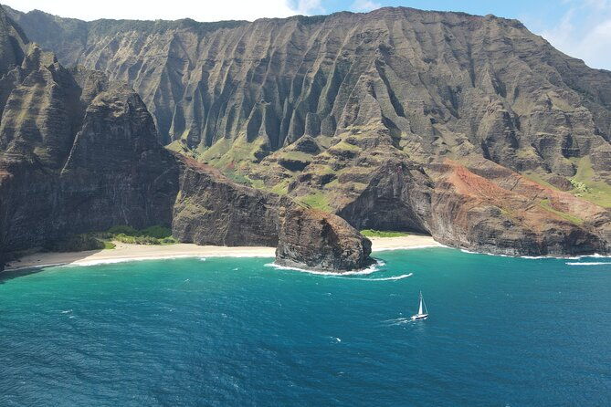 Kanoa Yacht Charter: 2-Hour Sail off Waikiki - The Sum Up
