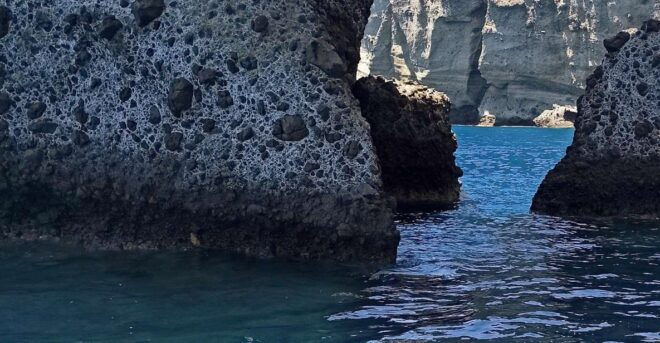 Karolos Rental Boats Santorini - Boat Features and Equipment