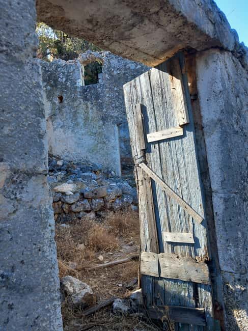 Kefalonia: Old Farsa Village Sunset Walking Tour - Good To Know