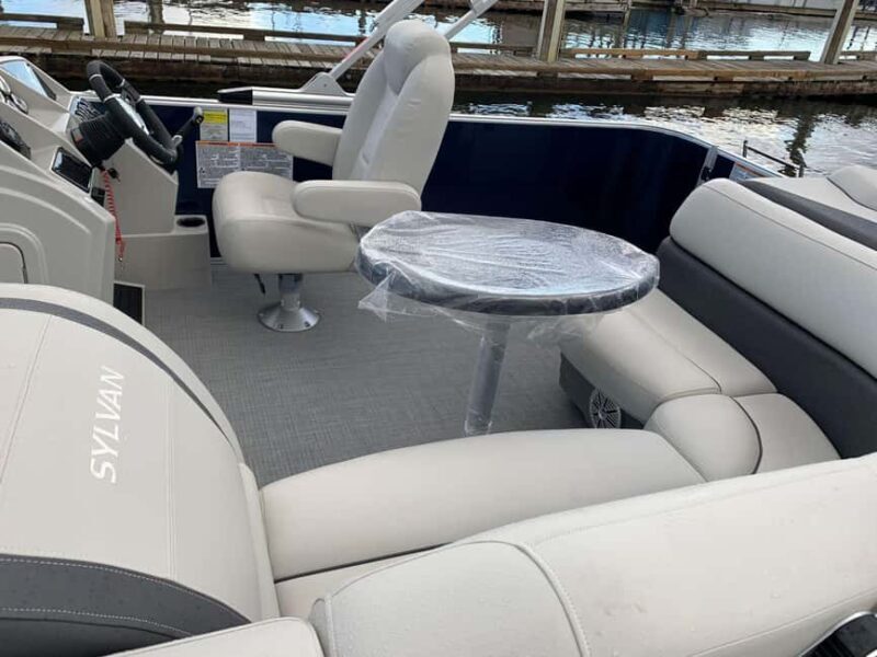 Kelowna: Sylvan Mirage Cruise Pontoon for rent - Why the Sylvan Mirage Pontoon Stands Out